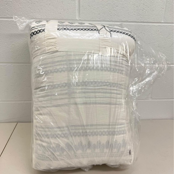 Hearth & Hand White and Gray Patterned Comforter Set King Size - Picture 4 of 8